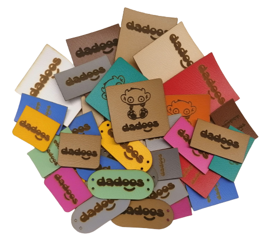 Koženkové štítky s gravírovaným logem