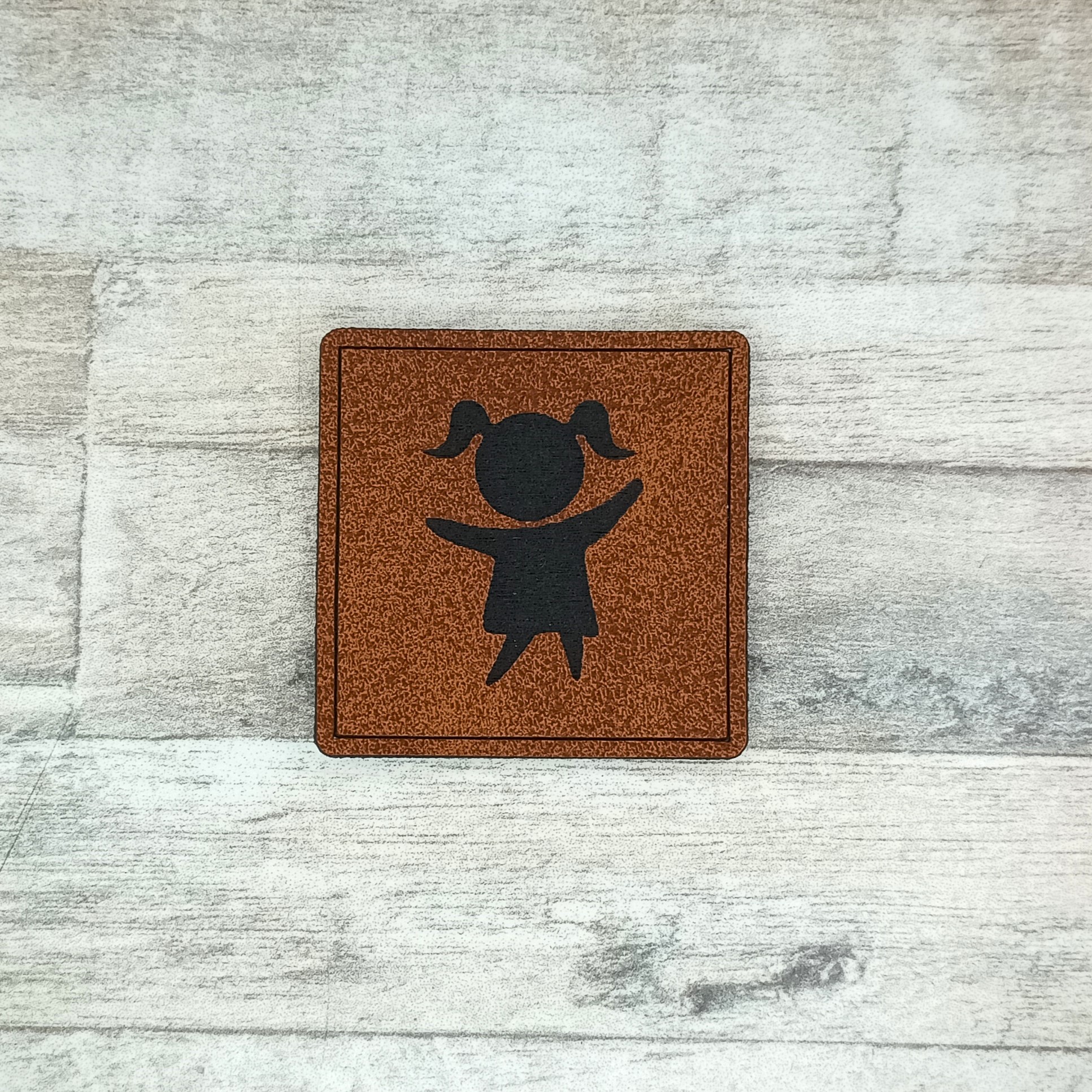 Koženková aplikace Holka (PL11)