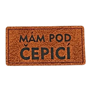 Koženkový štítek Mám pod čepicí