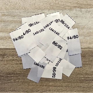 Velikostní štítky saténové bílé 1,5 x 3 cm (10 ks)