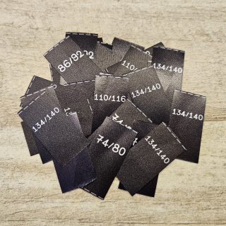 Velikostní štítky saténové černé 1,5 x 3 cm (10 ks)
